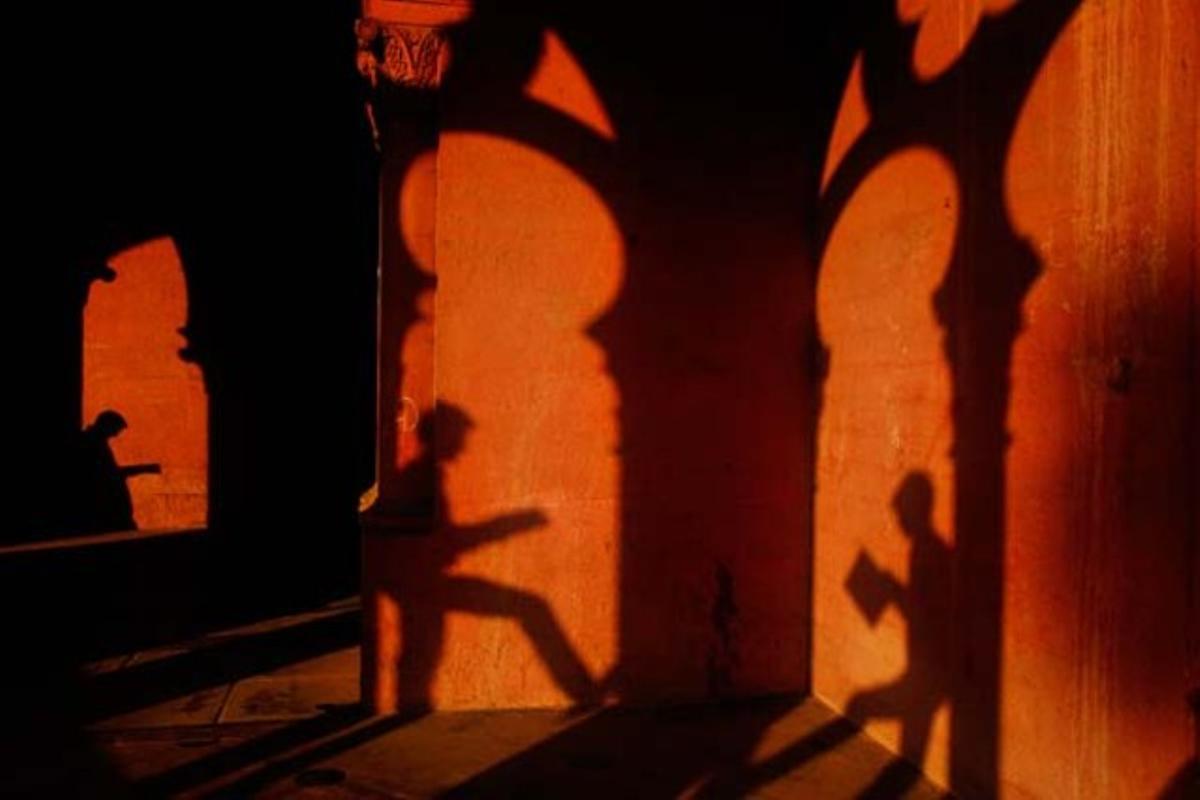 Les ombres d’estudiants llegint llibres es projecten a les parets del campus universitari d’Allahabad, a l’Índia.