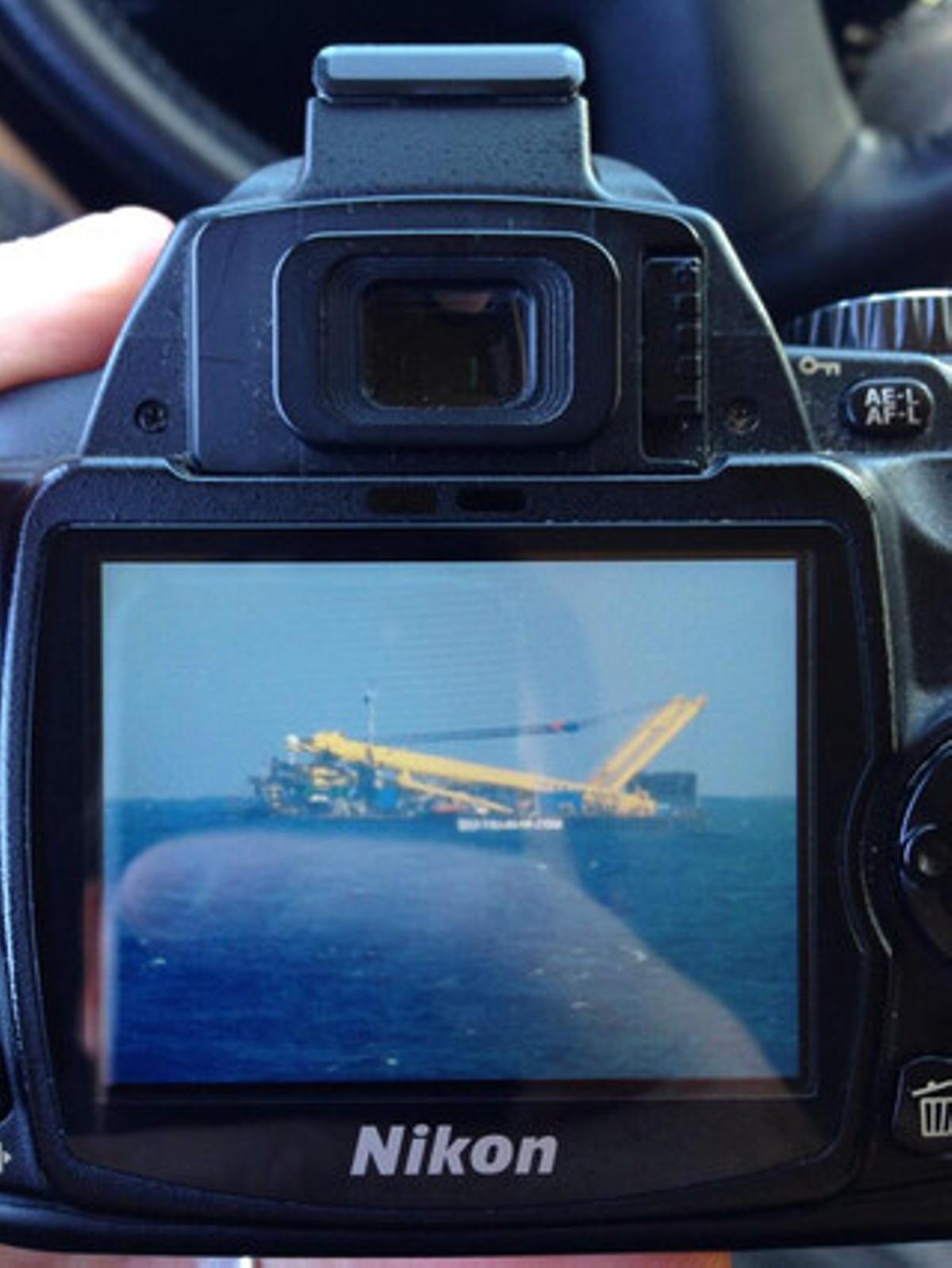 Imatge del remolcador que ha estat confós amb un avió. Imatge del remolcador que ha estat confós amb un avió.