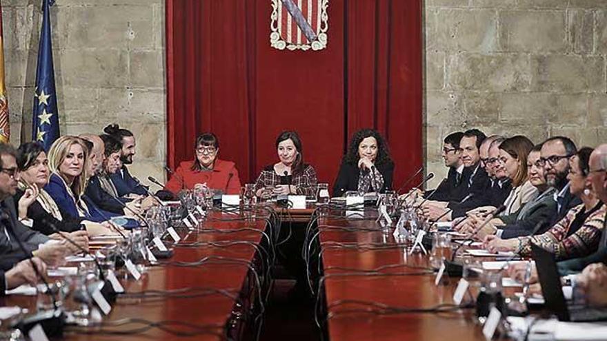 Armengol, entre Busquets y Cladera, ayer en la reuniÃ³n con partidos y agentes sociales por el REB.