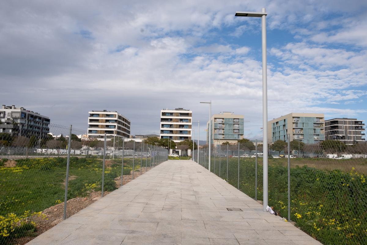 Prolongación peatonal de la Calle Callao que conecta con Avinguda de Mèxic y con el puente sobre la autopista del aeropuerto