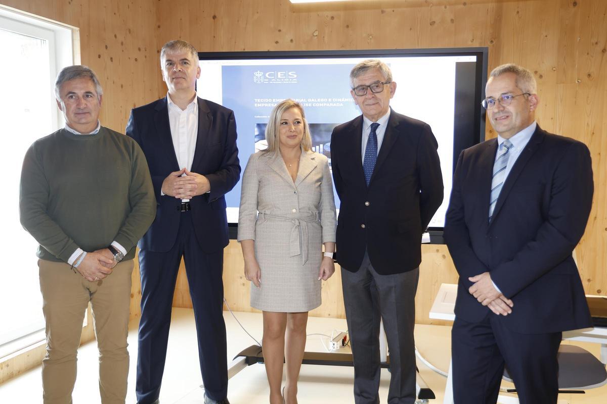 José Francisco Armesto, Santiago Lago, Mónica Valderrama, Manuel Pérez y Patricio Sánchez, ayer, en el edificio Redeiras de O Berbés.