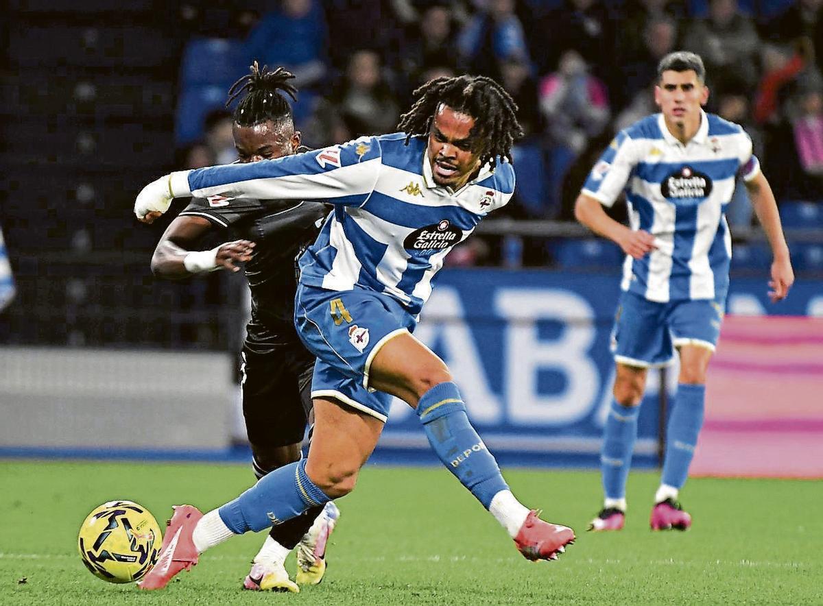Lucas Noubi protege una pelota en el partido. |  Carlos Pardellas | CARLOS PARDELLAS