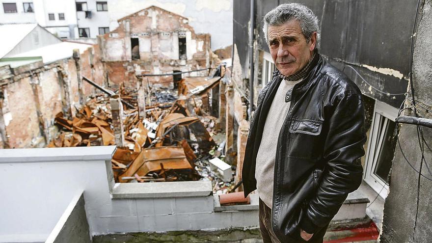 El presidente del número 36 de la avenida de Pumarín, Francisco López, ante las ruinas del bazar chino, en una imagen de la semana pasada.