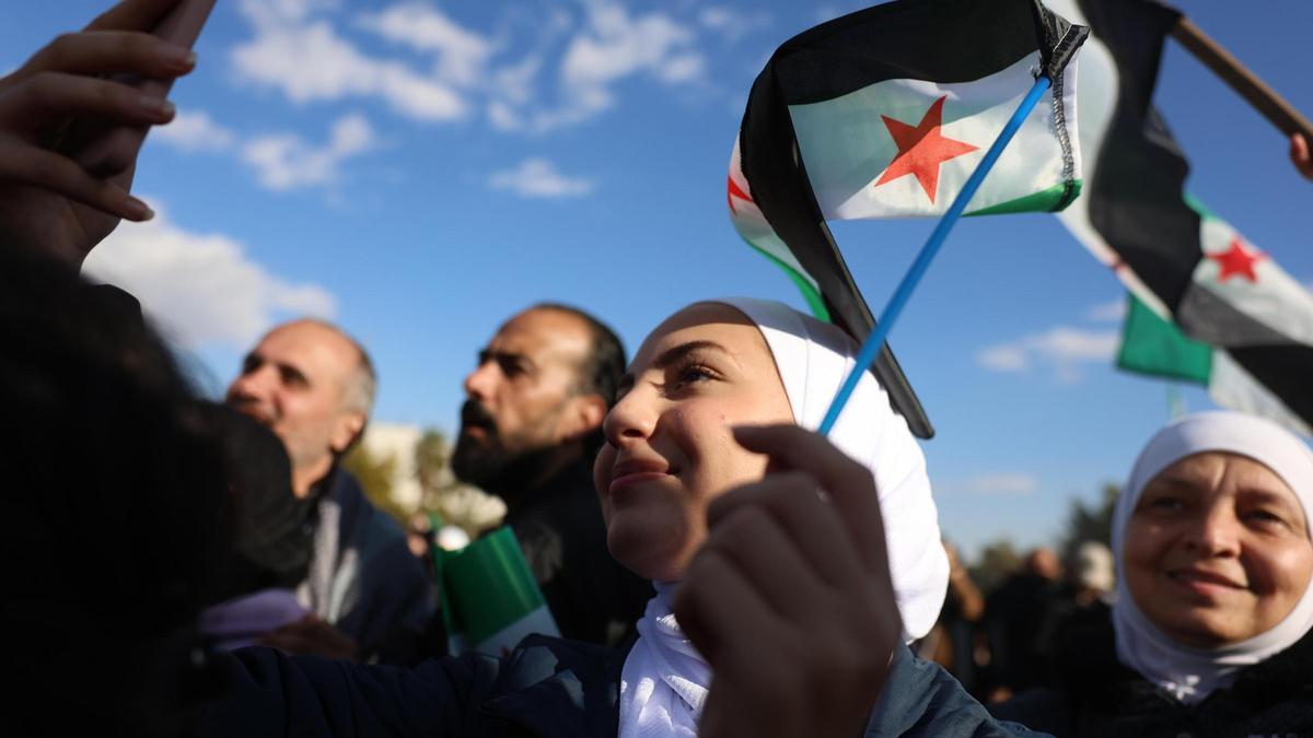 Siria festeja unida bajo su "vieja-nueva" bandera