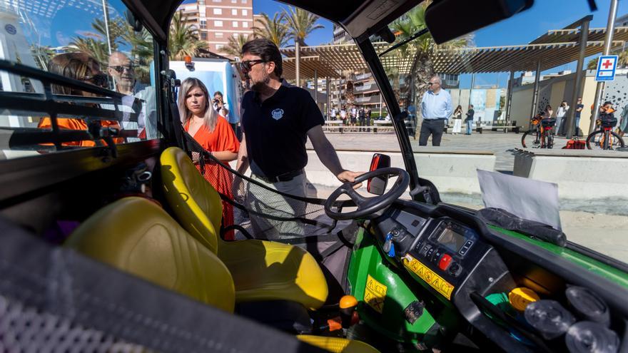 Más limpieza este verano para la Playa de San Juan al multiplicarse su población por el turismo