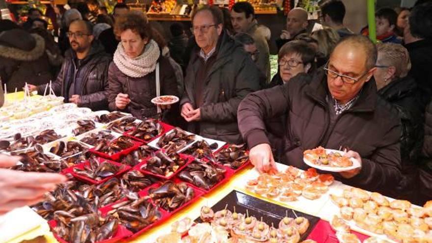 Els visitants van omplir el mercat del Lleó per fer tastets.