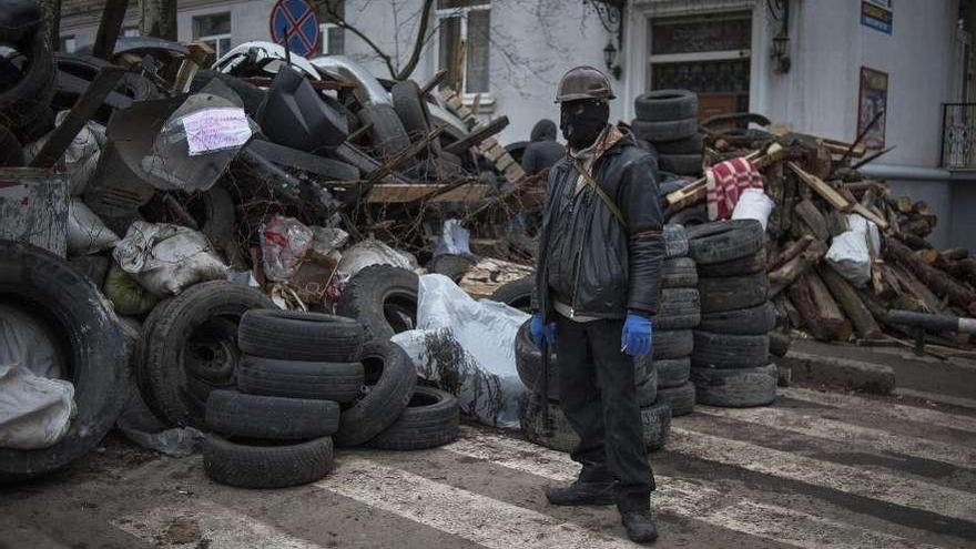 Un manifestante prorruso, junto a una barricada ante una sede de la Administración regional en Lugansk. // Efe