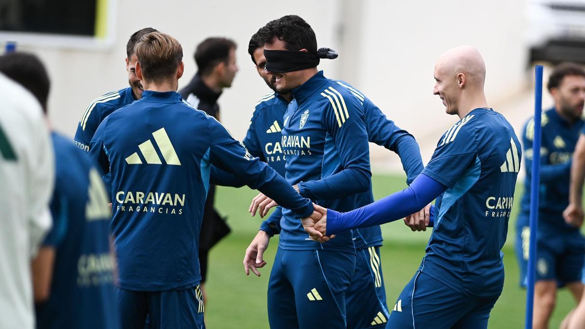 Radovanovic, con los ojos tapados entre varios compañeros en un juego del entrenamiento.