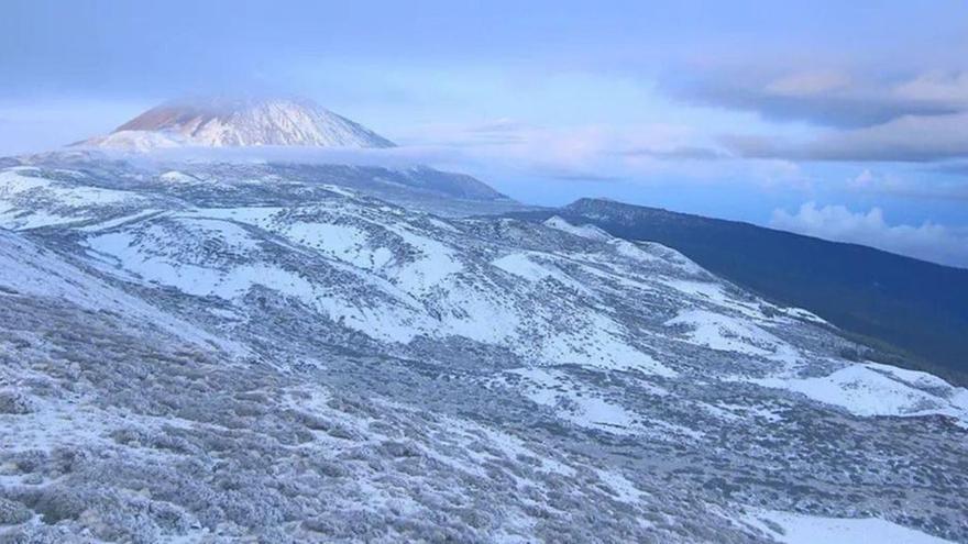 La nieve y el hielo provoca el cierre de los accesos al Teide 