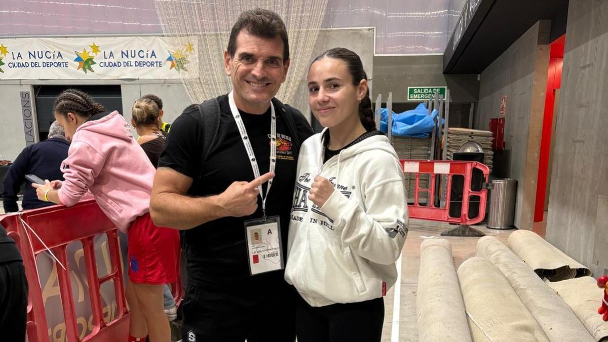 Noelia Gutiérrez, junto a su entrenador y padre, José Gutiérrez, tras ganar el oro en el Nacional por clubes de boxeo.