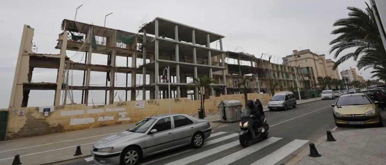 Estado en que se encuentra el hotel de Arenales del Sol tras la reciente retirada de las dos grúas que durante el último año han permanecido en el solar.