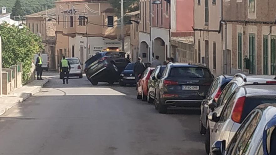 El coche quedó subido sobre dos vehículos tras el accidente.