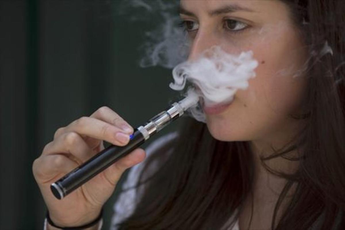 Una dona exhala vapor d’un cigarret electrònic, ahir, a Londres.