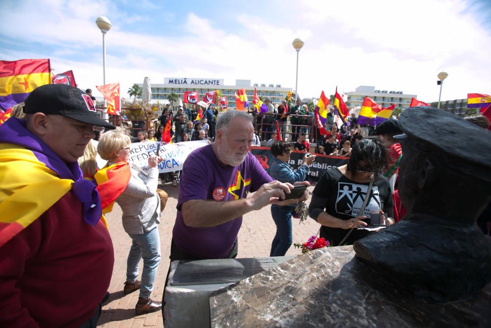 Más de 300 personas reivindican la República en Alicante