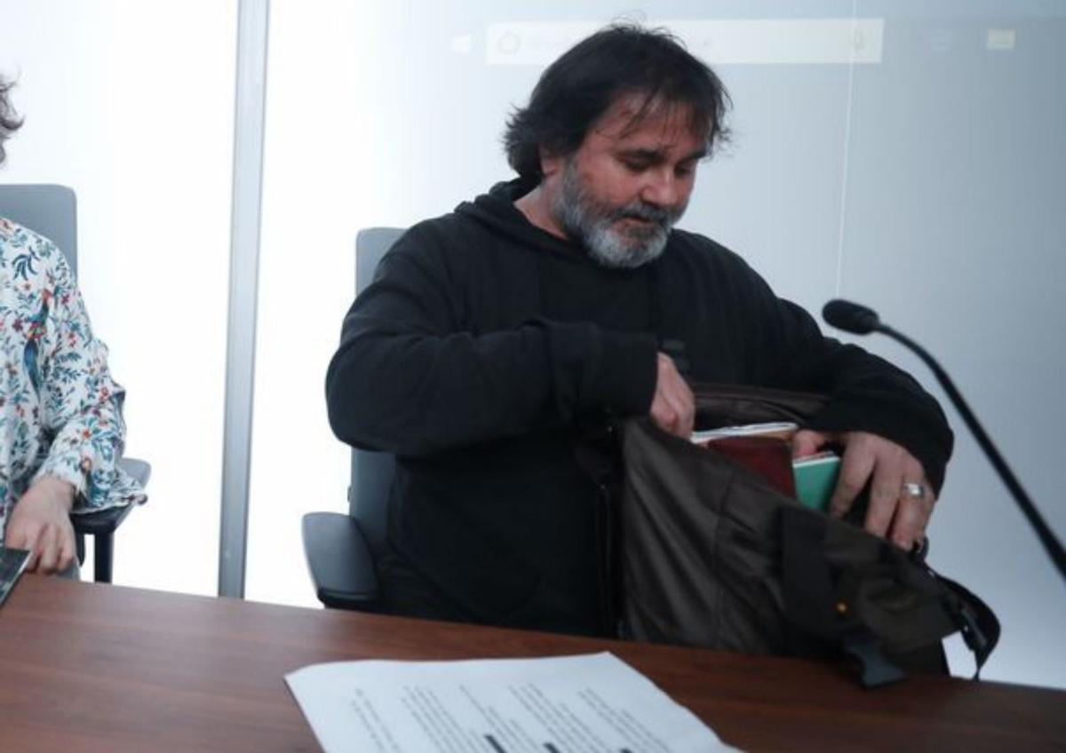 Arriba, Aurelio González Ovies, en una presentación y, sobre estas líneas, el libro. | Lne