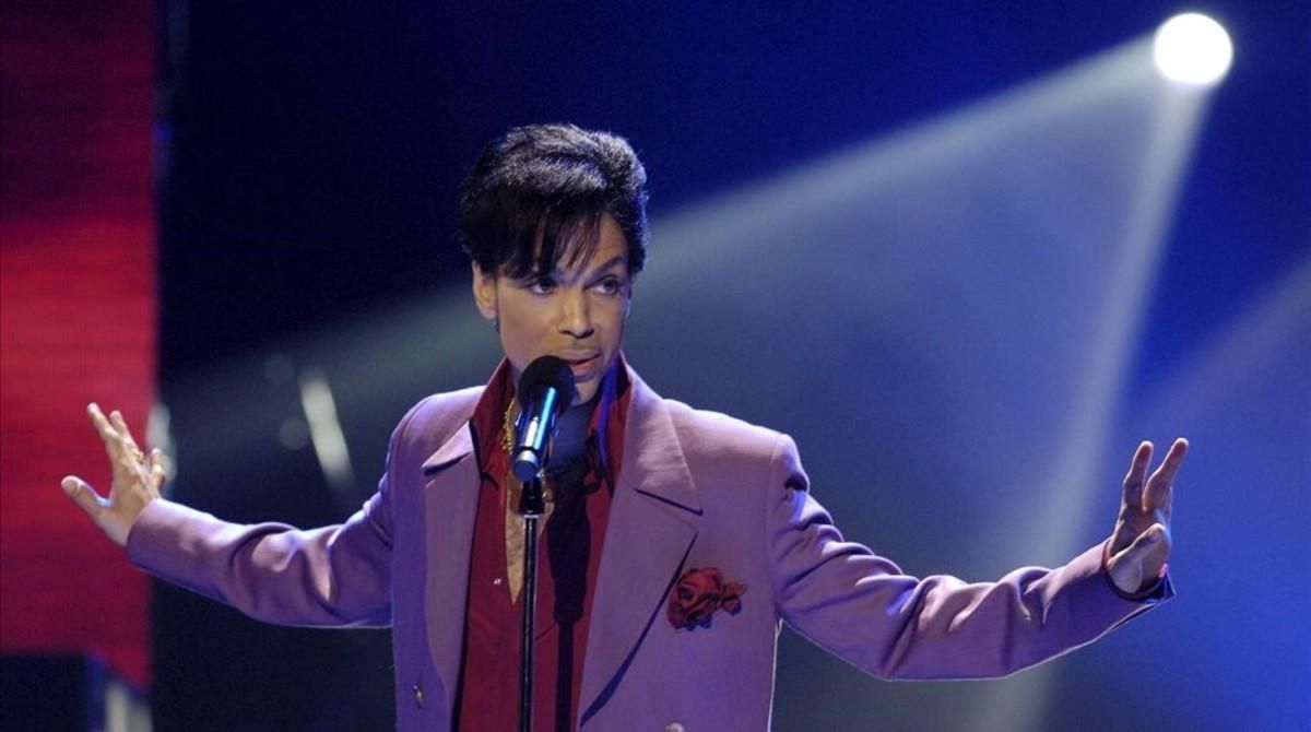 icoy33621333 singer prince performs in a surprise appearance on160421203347