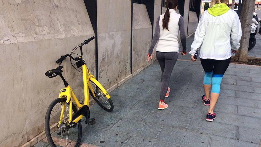 Una de las bicicletas de la plataforma OFO en una calle de Marbella.