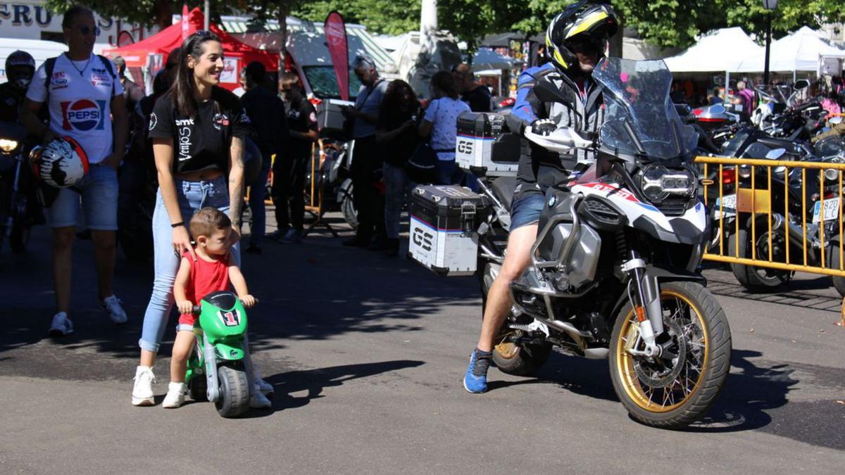 El pequeño Iker, junto a su madre, disfruta de la concentración. | A. S.