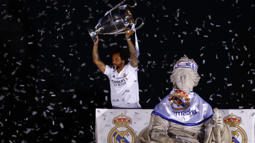 Marcelo levanta la Copa de Europa en la Plaza de Cibeles.