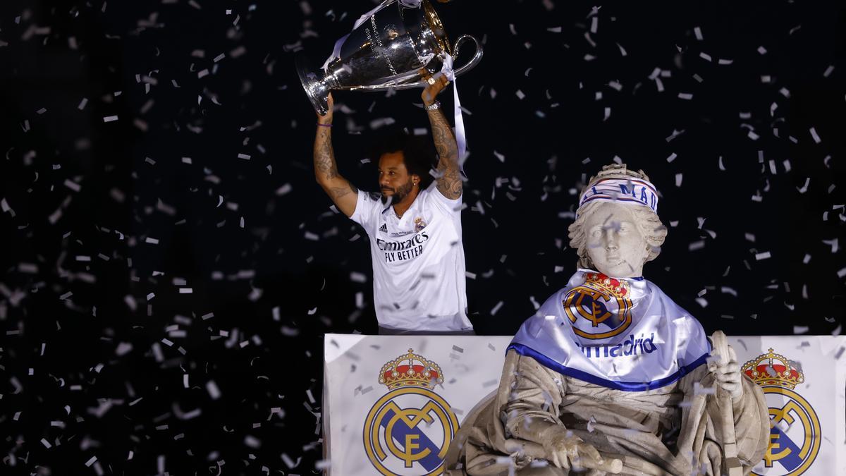 Marcelo levanta la decimocuarta copa de Europa ante la diosa Cibeles