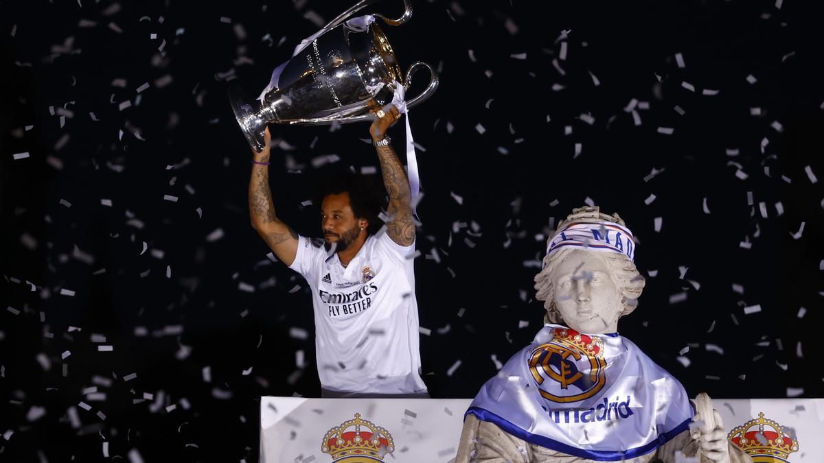 Marcelo levanta la decimocuarta copa de Europa ante la diosa Cibeles