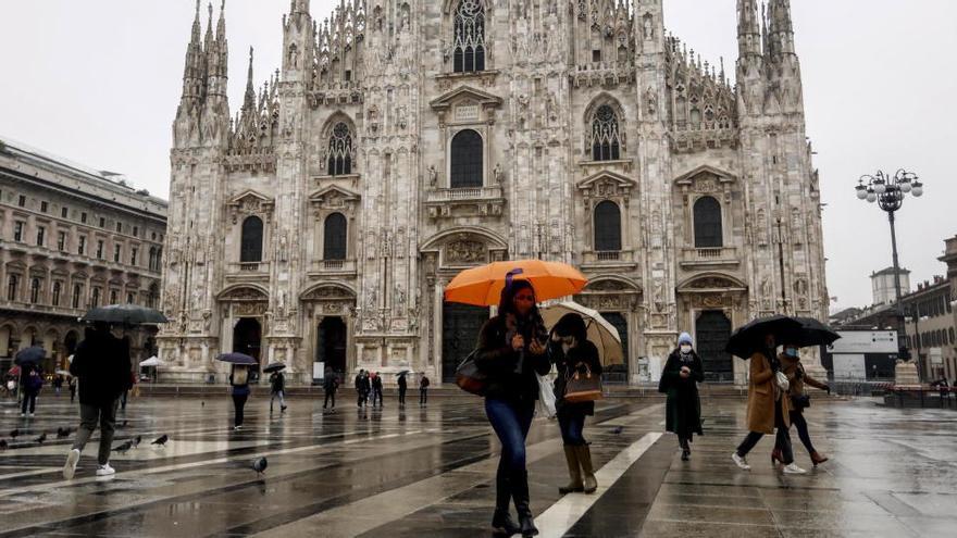 Ciudadanos caminan en la plaza del Duomo de Milán.