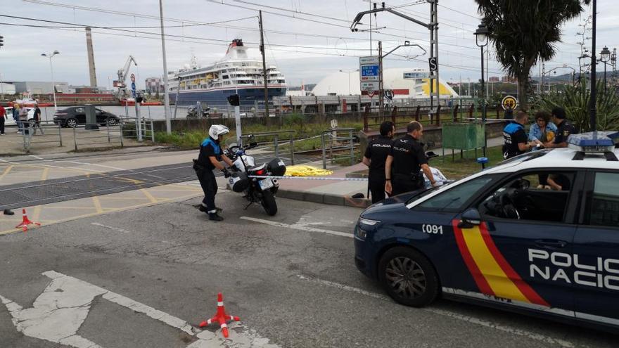 Fallece un hombre tras arrojarse a las vías del tren en el paso a nivel de Larrañaga