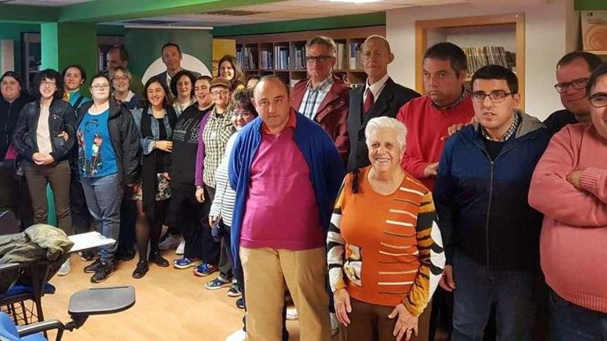 Los participantes en la rueda de prensa &quot;inversa&quot;, al final del acto celebrado en la sede de Plena Inclusión Asturias.