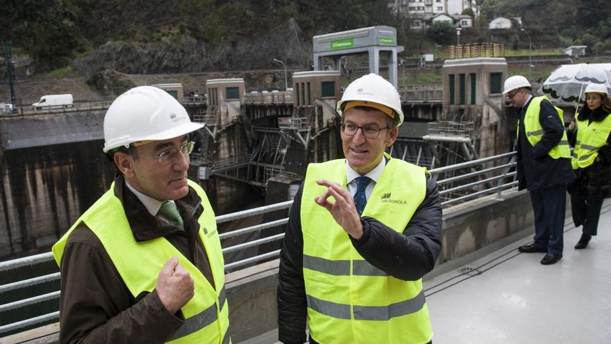 Núñez Feijóo e Ignacio Galán, en la central. // EFE