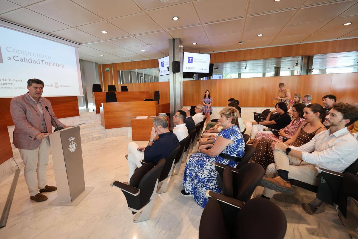 Jaume Bauzá, durante el acto celebrado en la sala de plenos del Consell.
