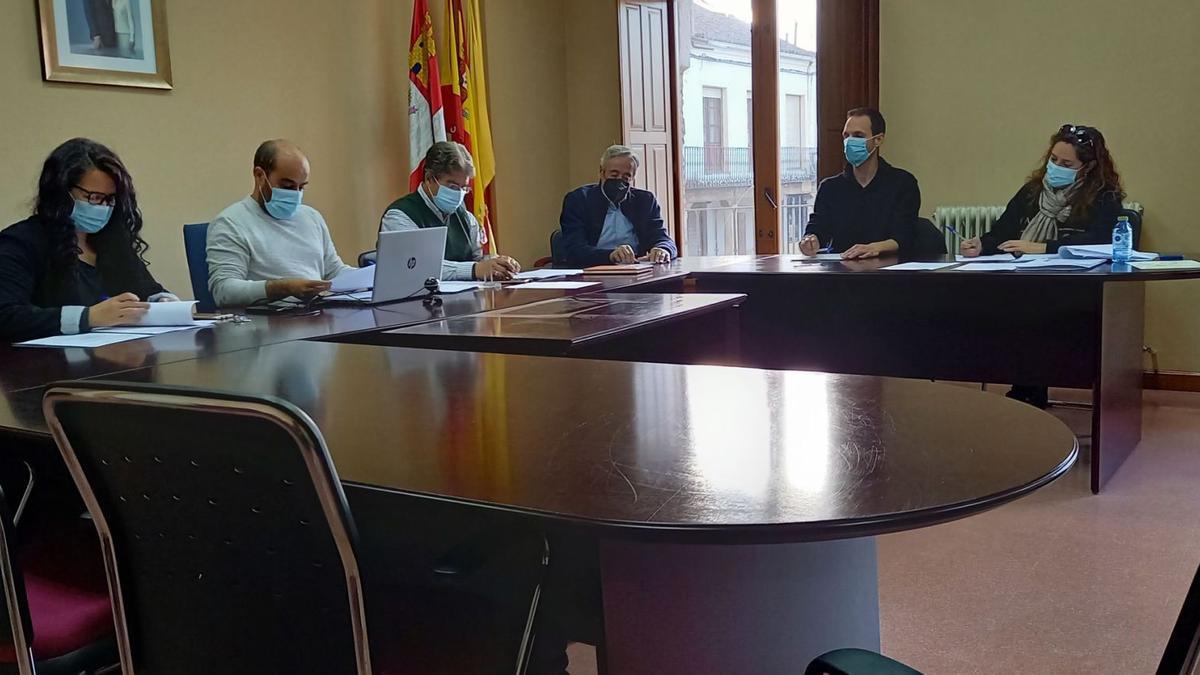 Equipo de gobierno de Fuentesaúco en solitario en el Pleno tras el abandono de los concejales del PP, en la oposición. | A. Rodríguez