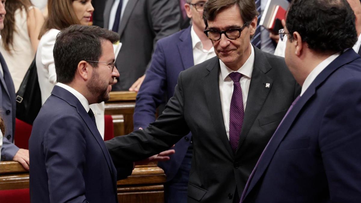 El líder del PSC, Salavdor Illa, con el 'president' de la Generalitat, Pere Aragonès, en el Parlament