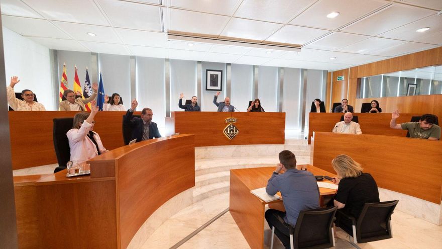 El equipo de gobierno, del PP, vota a favor de la aprobación definitiva de la tasa, con el apoyo, a la derecha, del conseller de Unidas Podemos. | VICENT MARÍ