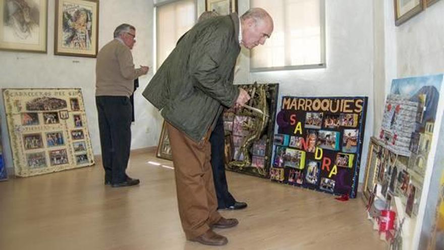 El jurado examinando los carteles del concurso.