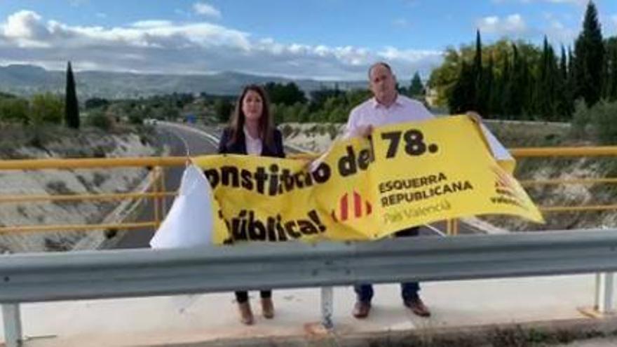 Tres diputados alicantinos de Vox quitan una pancarta de Esquerra Republicana colgada en la Autovía Central