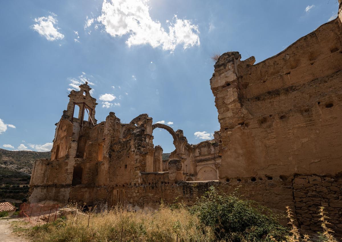Ruinas del convento en Las cuevas de Cañart, Maestrazgo de Teruel