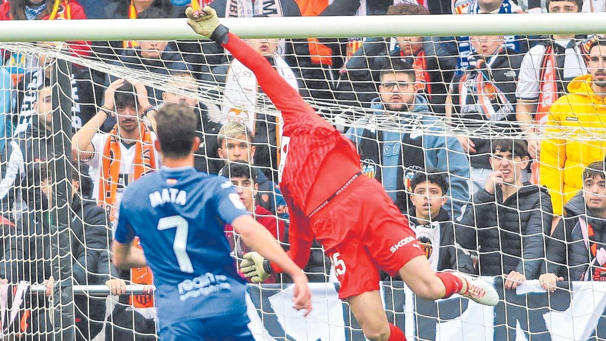 Giorgi Mamardashvili, despejando una pelota ante el Getafe