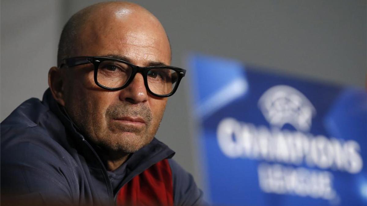 Jorge Sampaoli no podrá ocupar esta noche el banquillo del Sevilla por sanción