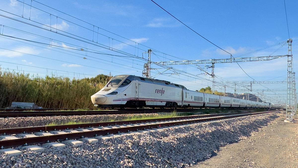 Tren AVE de alta velocidad en movimiento en el ferrocarril de alta velocidad de Valencia.