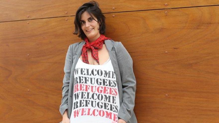 Lucía Ortin Boetti, Luchy, con la camiseta que han creado para recaudar fondos.