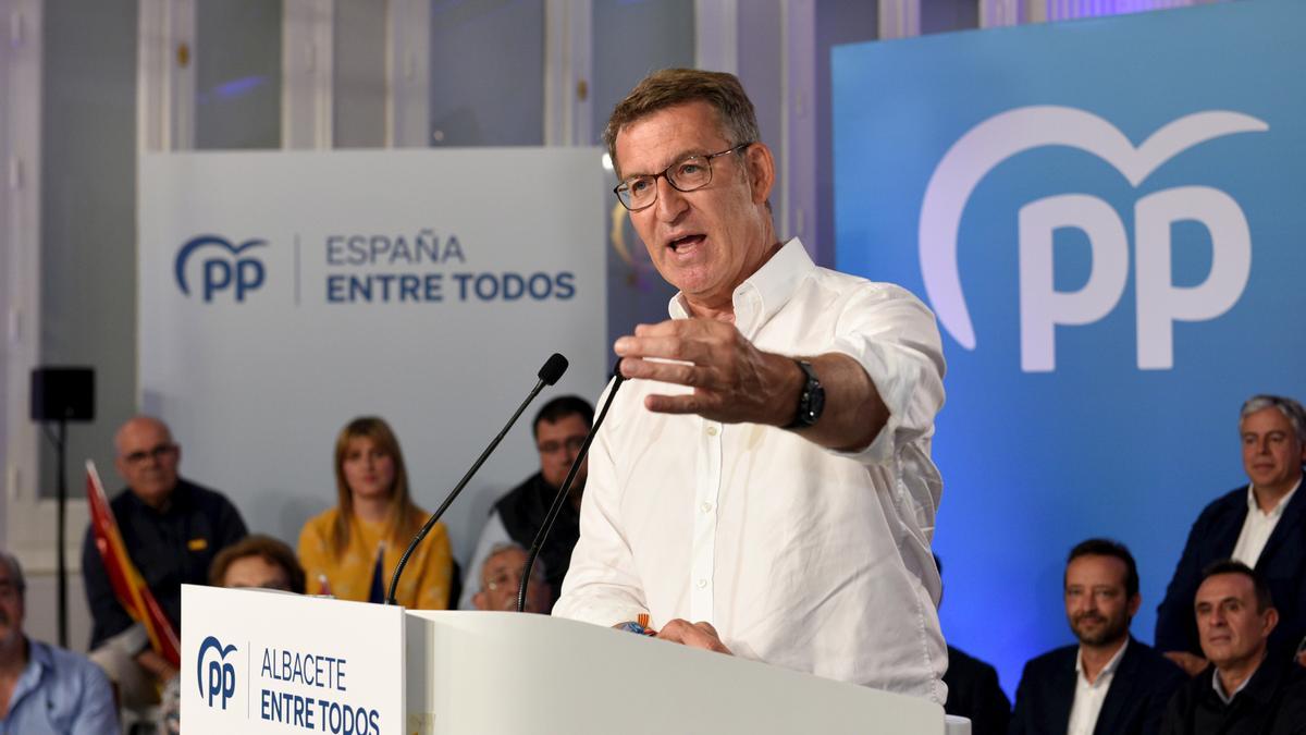 El líder del PP, Alberto Núñez Feijóo, interviene durante un acto de cierre de campaña electoral del PP, en el Casino Primitivo, a 26 de mayo de 2023, en Albacete, Castilla-La Mancha (España). El acto se celebra durante el último día de campaña de las pró