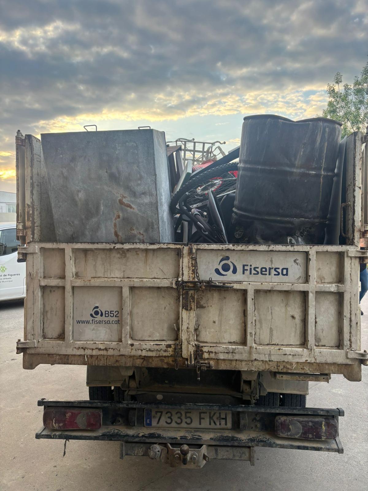 Imatges del dispositiu de retirada d'objectes abandonats als barris del Culubret i Sant Joan de Figueres