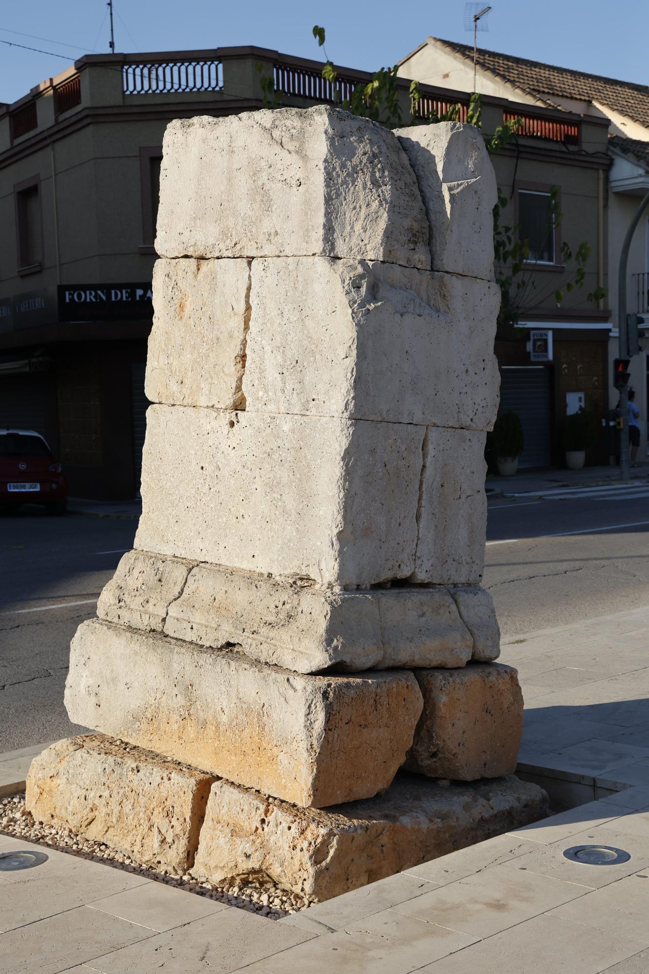 El ‘Mollò de l’Arc’ es la columna de un arcoque señalaba la entrada a Edeta desde el Parque de Sant Vicent. |   G. CABALLERO