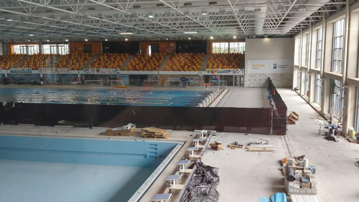 1. Una de las piscinas de Inacua, en obras y detrás, la única en uso y compartida para socios y actividades.