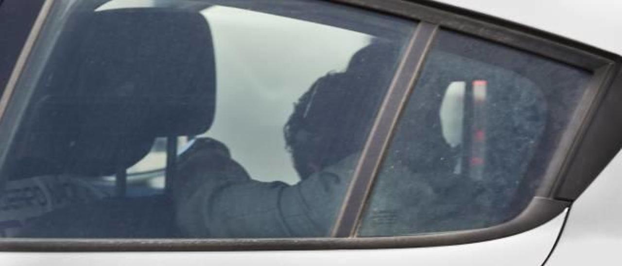 Emilio Pérez sale de la sede en un coche policial.
Foto: Germán Caballero