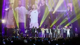 Menlendi canta el “Volveremos” con ayuda de Cazorla, Colombatto, Paulino… La imagen más viral de su concierto en Oviedo