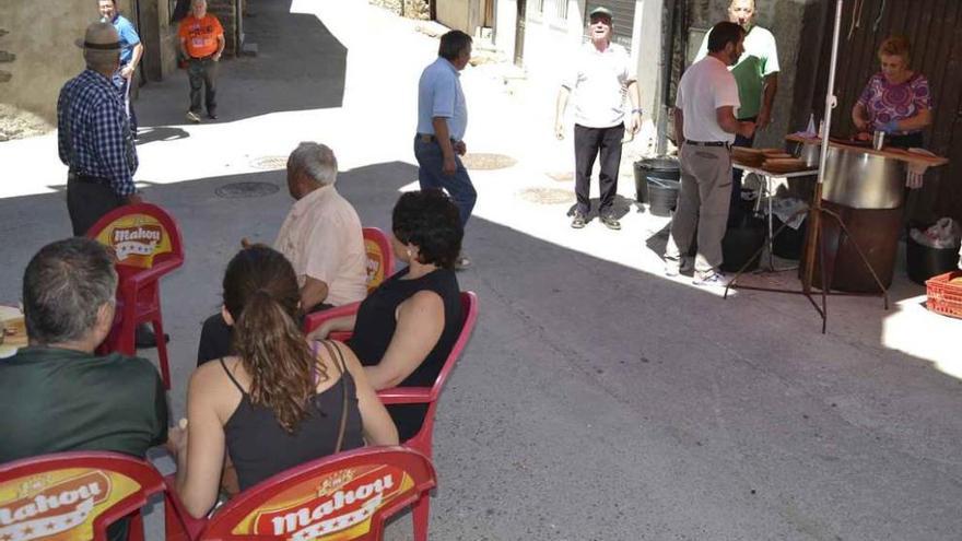 Un grupo de personas espera el turno ante una de las pulpeiras de ayer en Porto.