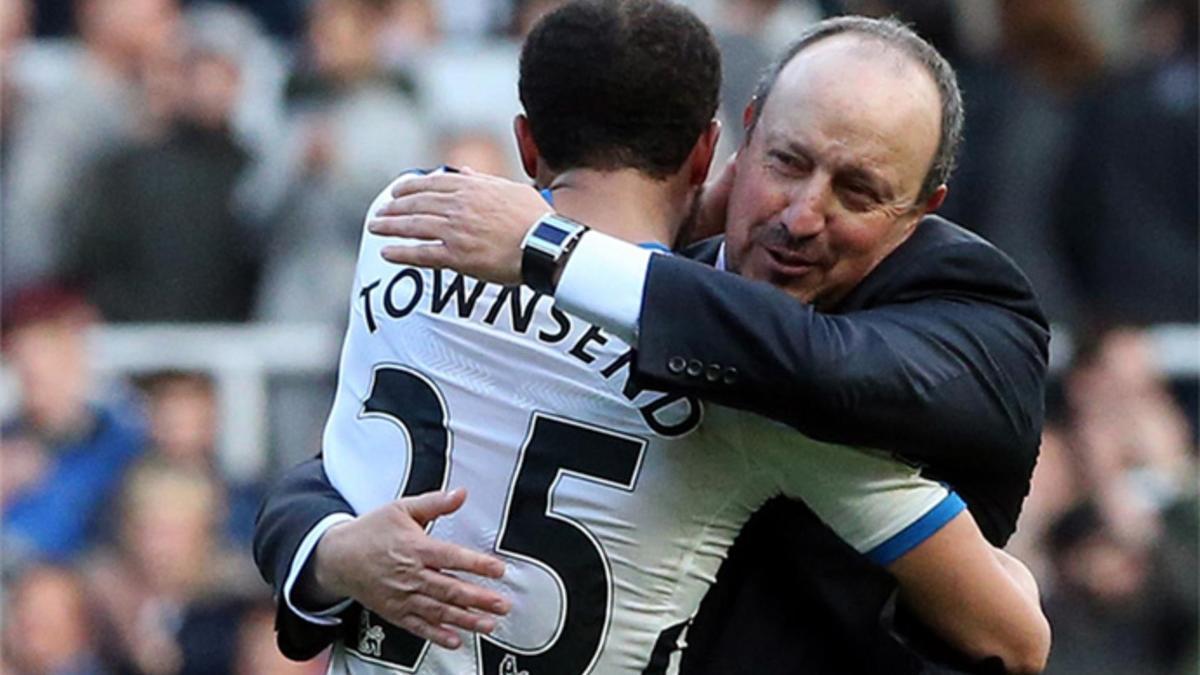 Benítez se abraza a Townsend, quien con su gol le dio el triunfo al Newcastle