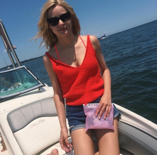 El bolso con burbujas rosas de Glossier de Claire Knebl