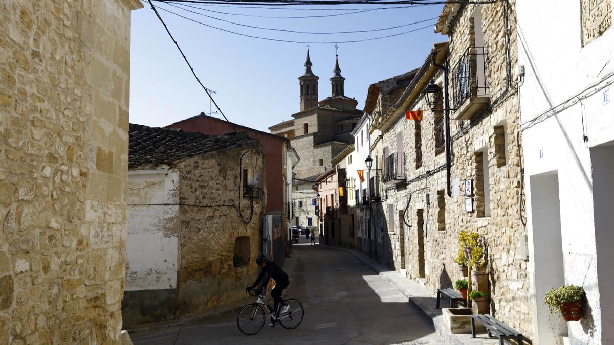 Una de las calles de Fuendetodos, en la provincia de Zaragoza, que tiene 142 habitantes según el último padrón.